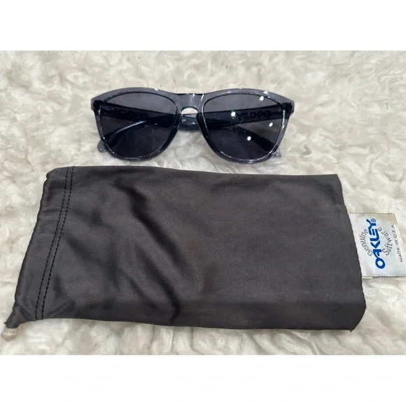 VINTAGE OAKLEY WOMANS SUNGLASSES W CASE PREOWNED Oakley Vintage Sunglasses for sale - eBay main image 3
